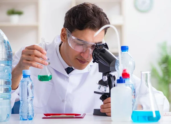 Lab assistant testing water quality — Stock Photo, Image