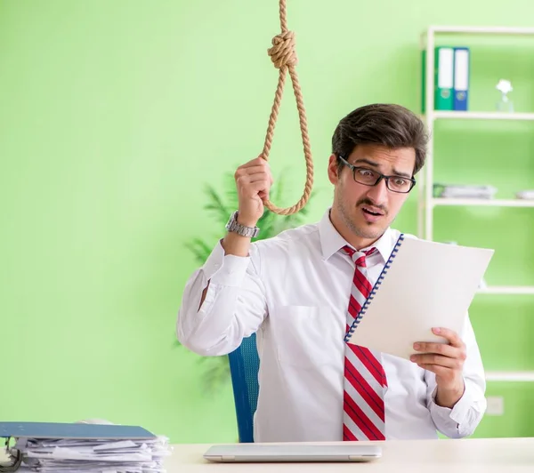 Empresario desesperado pensando en suicidarse en la oficina — Foto de Stock