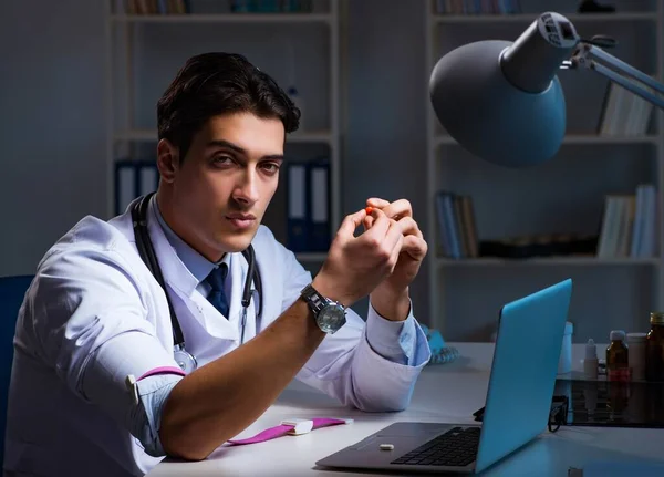 Médecin toxicomane rester tard à l'hôpital — Photo