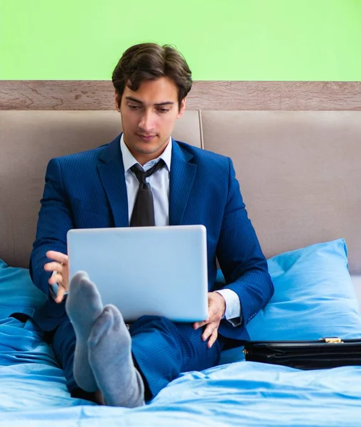 Zakenman werkzaam in de hotelkamer — Stockfoto