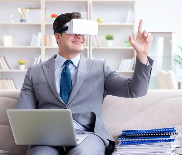 Biznesmen w okularach wirtualnej rzeczywistości w nowoczesnej technologii co — Zdjęcie stockowe