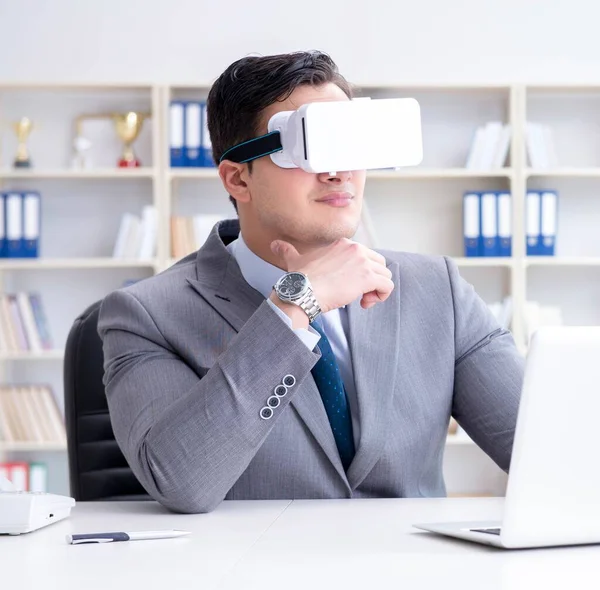 Επιχειρηματίας με γυαλιά εικονικής πραγματικότητας στη σύγχρονη τεχνολογία co — Φωτογραφία Αρχείου