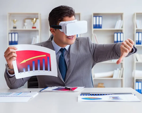 Zakenman met virtual reality bril op kantoor — Stockfoto