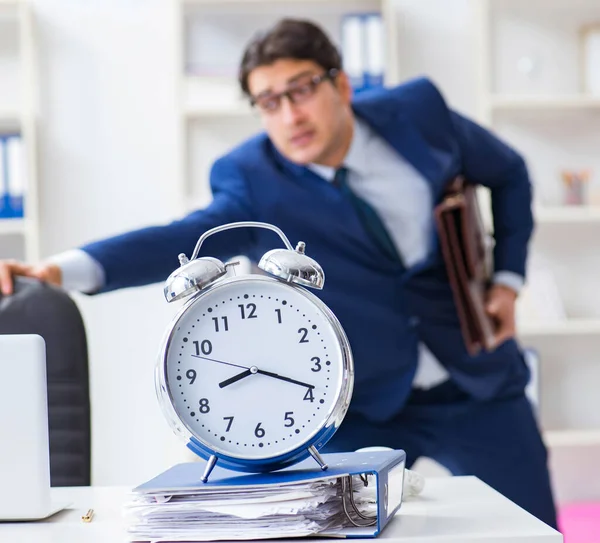 Empresário no conceito de gestão de tempo ruim — Fotografia de Stock