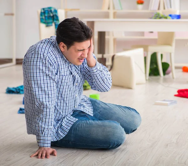 Man found his house after burglary robbed by burglars — Stock Photo, Image