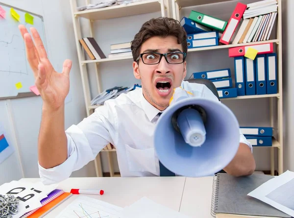 Occupato uomo d'affari frustrato arrabbiato in ufficio — Foto Stock