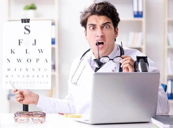 Funny eye doctor nel concetto medico umoristico — Foto Stock