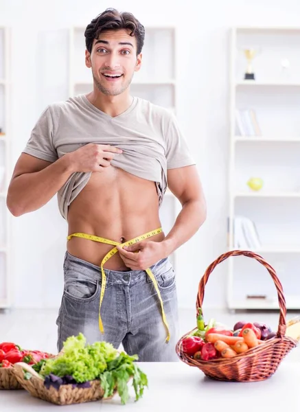 Jongeman in een gezond eet- en dieetconcept — Stockfoto