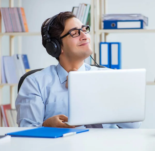 Sales assistent luisteren naar muziek tijdens lunchpauze — Stockfoto