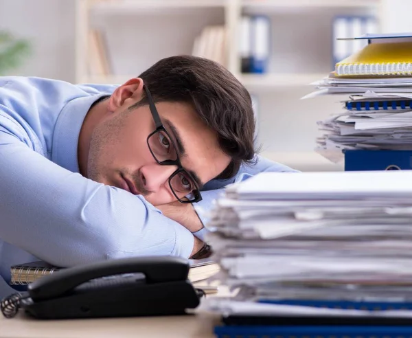 Empresario extremadamente ocupado trabajando en la oficina — Foto de Stock