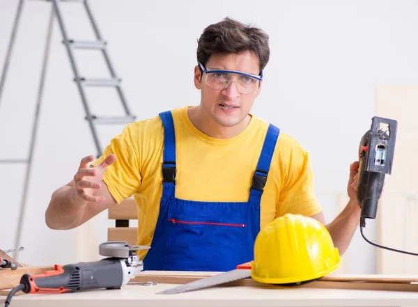 Fußbodenreparateur enttäuscht von seiner Arbeit — Stockfoto