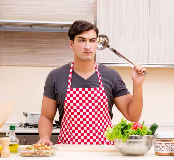 Homme cuisinier préparant la nourriture dans la cuisine — Photo