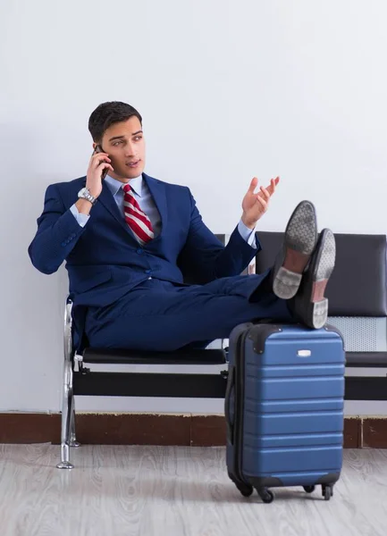 Homem a embarcar na sala de estar do aeroporto — Fotografia de Stock