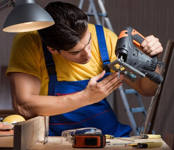 Trabajador que trabaja en taller de reparación en concepto de carpintería — Foto de Stock