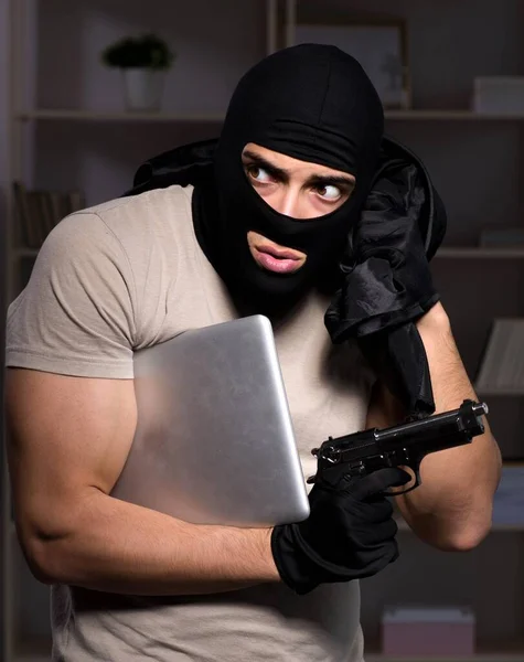 Inbrottstjuv bär balaclava mask på brottsplatsen — Stockfoto