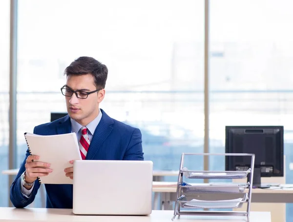 Jovem e bonito empresário empregado trabalhando no escritório na mesa — Fotografia de Stock