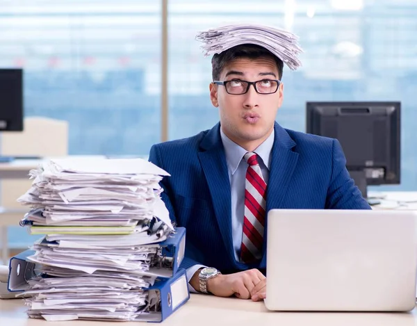 Biznesmen pracoholik zmaga się ze stosem papierkowej roboty — Zdjęcie stockowe