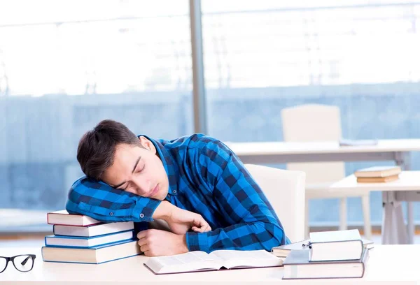 Studerande studerar i det tomma biblioteket med bok förbereder sig för ex — Stockfoto