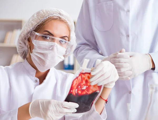 Jovem mulher médica no laboratório de clínica hospitalar — Fotografia de Stock