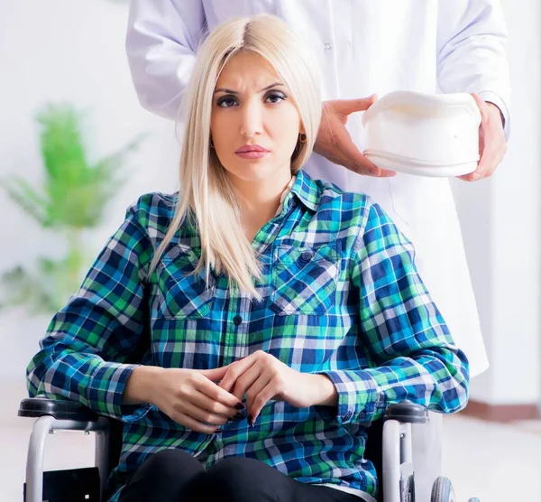 Disabled woman in wheel chair visiting man doctor — Stock Photo, Image