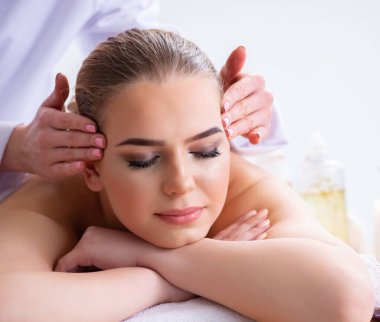 Kaplıcadaki masaj sırasında kadın