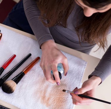 Makyaj sanatçısı fırçaları işe hazırlıyor