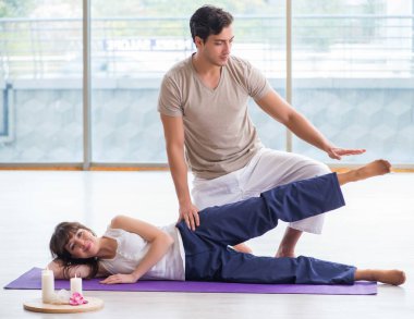 Spor salonunda antrenörlük yapıyor.