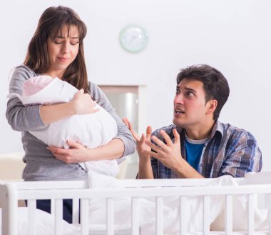 Genç baba bebek ağlamasına dayanamaz.