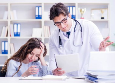 Doktorun hastaya laboratuvar sonuçlarını anlatması cesaret kırıcı.
