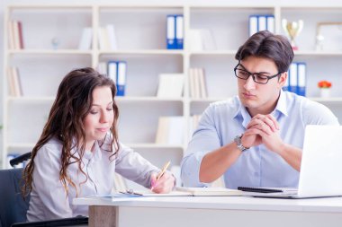 Kolej sınavlarına hazırlanan engelli öğrenci