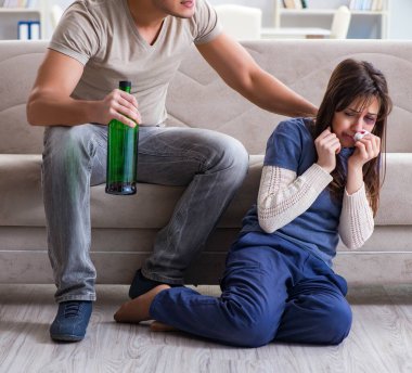 Sarhoş koca aile içi şiddet kavramında karısını taciz ediyor.