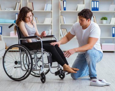 Doktorla birlikte rehabilitasyon gören hasta.