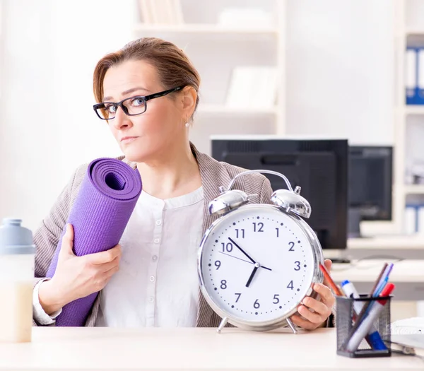 Kvinnlig anställd som går på sport från jobbet under lunchrasten — Stockfoto