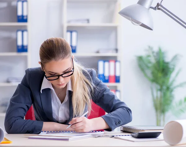 Mujer arquitecta trabajando en el proyecto — Foto de Stock