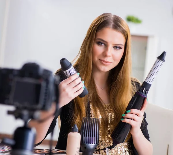 Beauty blogger podání video pro její blog nebo vlog — Stock fotografie