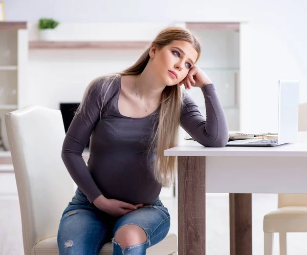 Terhes nő otthon készül a szülésre — Stock Fotó