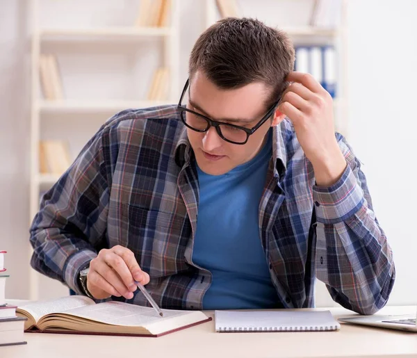 Jeune étudiant étudiant sur Internet dans le concept de télé-apprentissage — Photo