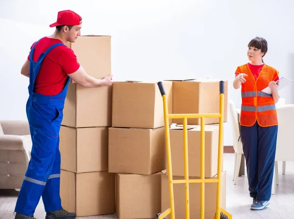 Professional movers doing home relocation — Stock Photo, Image