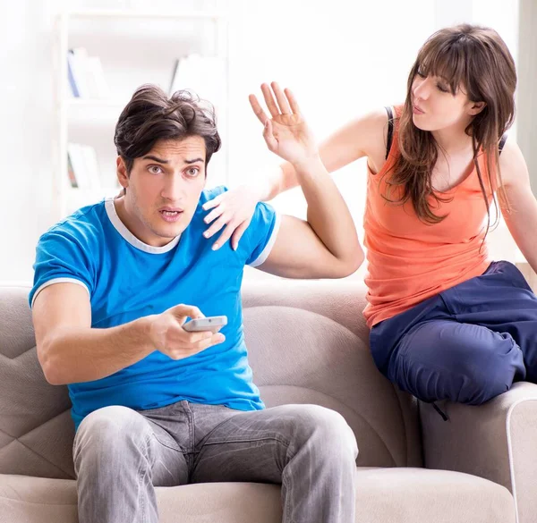 Esposa infeliz de que el marido está viendo fútbol — Foto de Stock