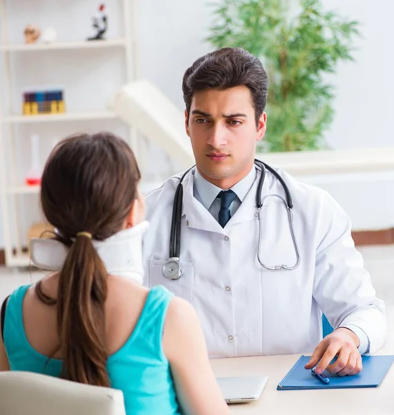Dokter legt uit aan patiënt met nekletsel — Stockfoto