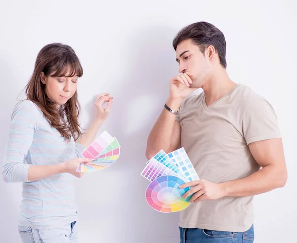 Ung familj gör renovering hemma - målning väggar — Stockfoto