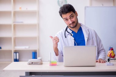 Sınıftaki genç erkek kardiyolog.