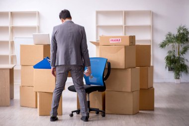 Taşınma konseptinde çalışan genç bir erkek.