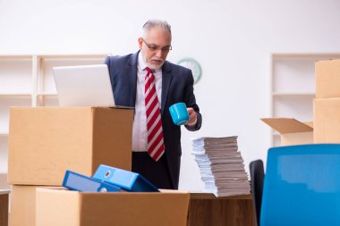 Taşınma konseptinde eski bir işadamı.