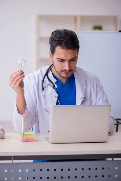 Joven médico cardiólogo en el aula —  Fotos de Stock