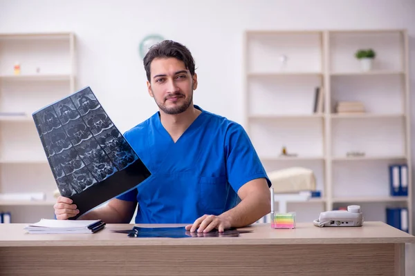 Klinikte çalışan genç bir erkek radyolog. — Stok fotoğraf