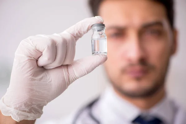 Dokter pria muda dalam konsep vaksinasi — Stok Foto