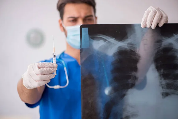 Jovem médico radiologista trabalhando na clínica durante o pande — Fotografia de Stock