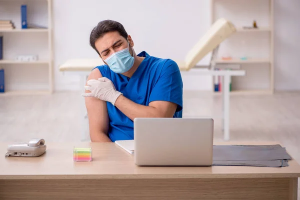 Jeune homme médecin dans le concept de vaccination — Photo