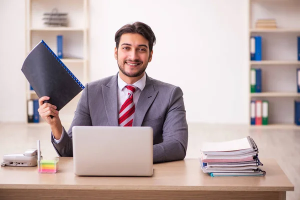 Jonge zakenman werkzaam in het kantoor — Stockfoto